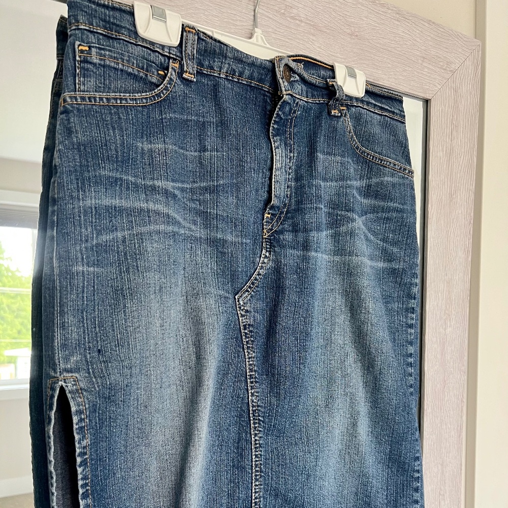 Levi jean skirt, medium wash, side slit, 33” waist